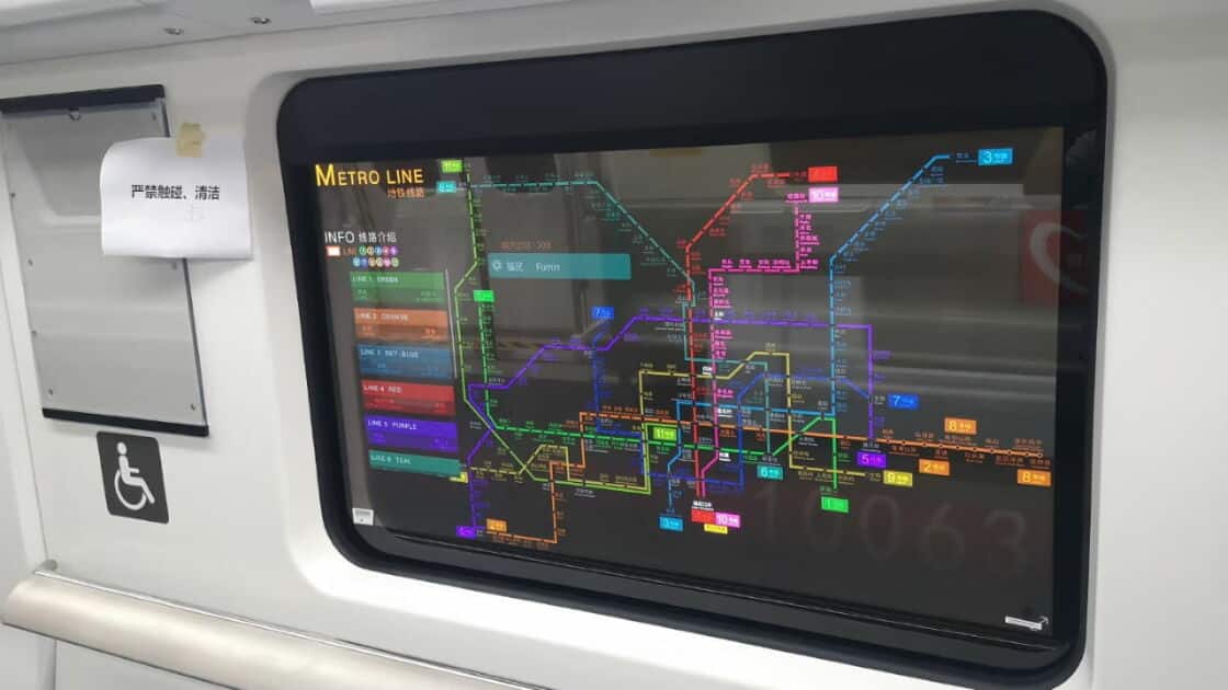 LG reemplaza las ventanas del tren subterráneo con pantallas OLED transparentes