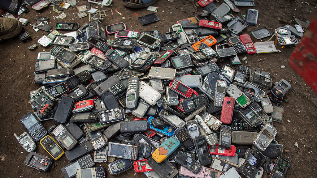 teléfonos a la espera de ser reciclados esparcidos por el suelo