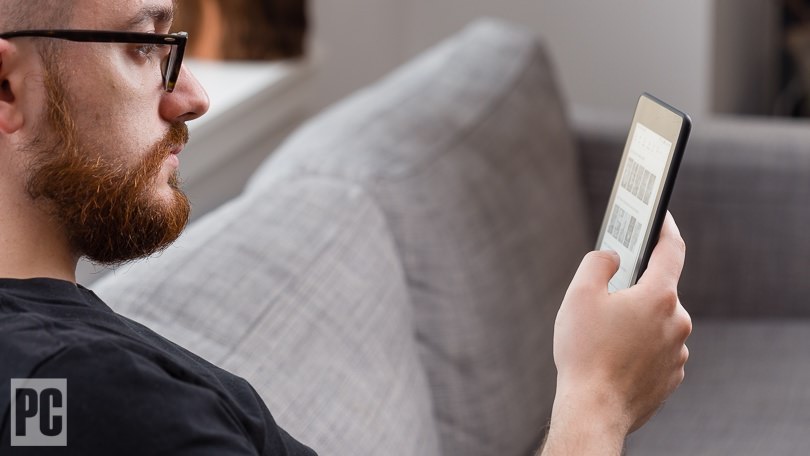 Hombre leyendo Kindle Paperwhite