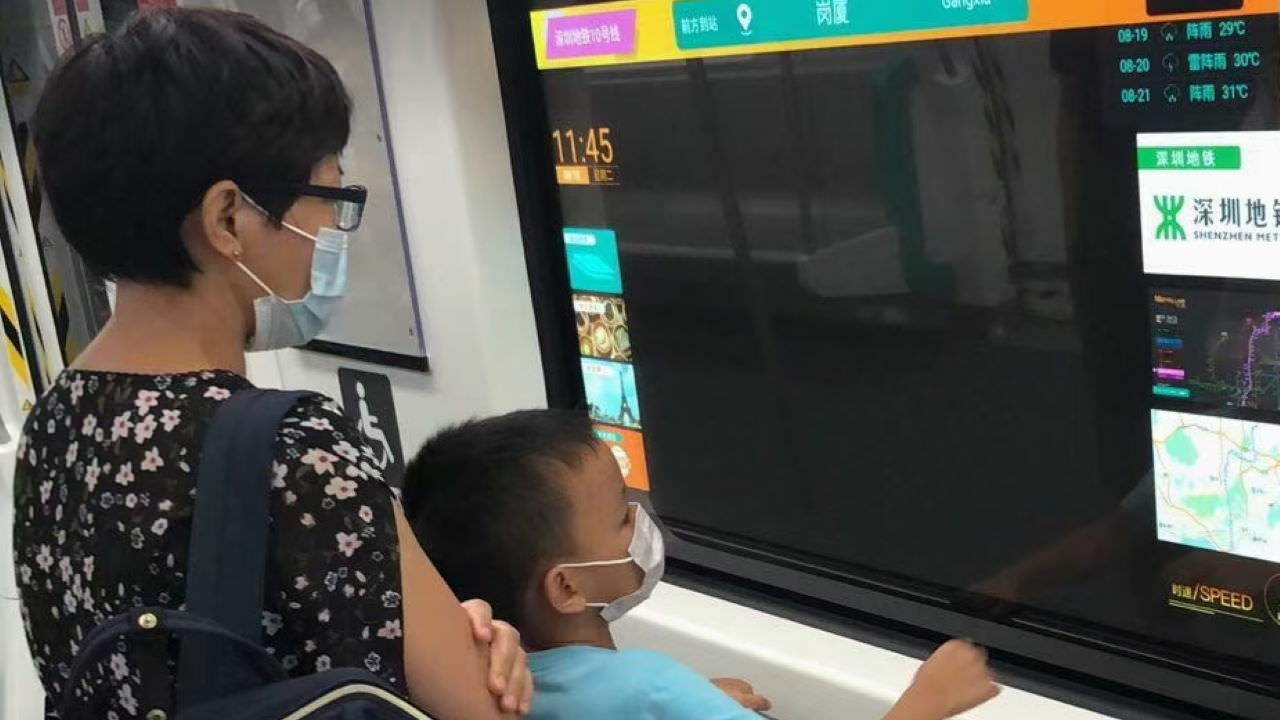 La pantalla OLED transparente de LG reemplaza las ventanas del tren subterráneo en Beijing y Shenzhen.