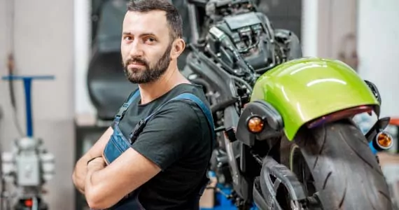 Fotografías de un taller de motos en Ribeira